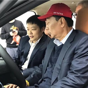 郭台铭现身小鹏汽车，戴了顶小红帽“拜年”