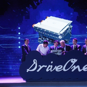 华为亮相2020北京车展，多合一电驱动系统DriveONE引围观